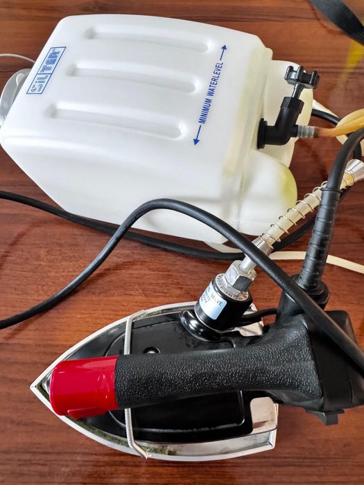 Продается паровой утюг швейный