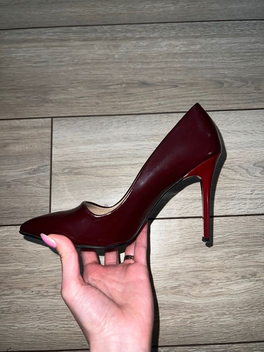 ПОДАРЯВАМ бордо обувки на висок ток в стил “Стилет
