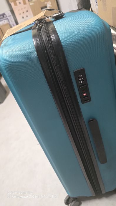 Твърд куфар с хоризонтални ребра и кръгло лого на  Hauptstadtkoffer Mitte в тюркоaзен
