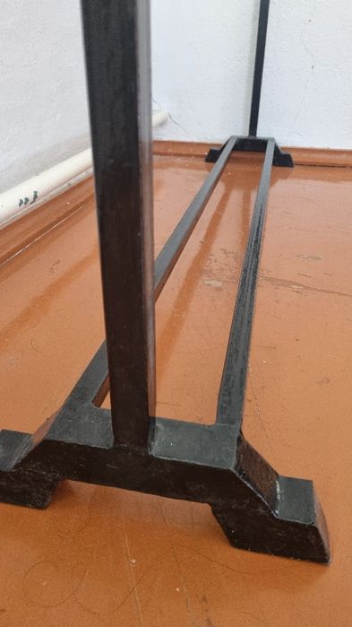 Стеллажи, вешалка