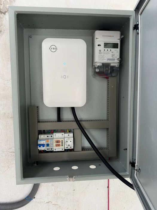 Электрик. Установка зарядные блок и станции для электромобили. Монтаж