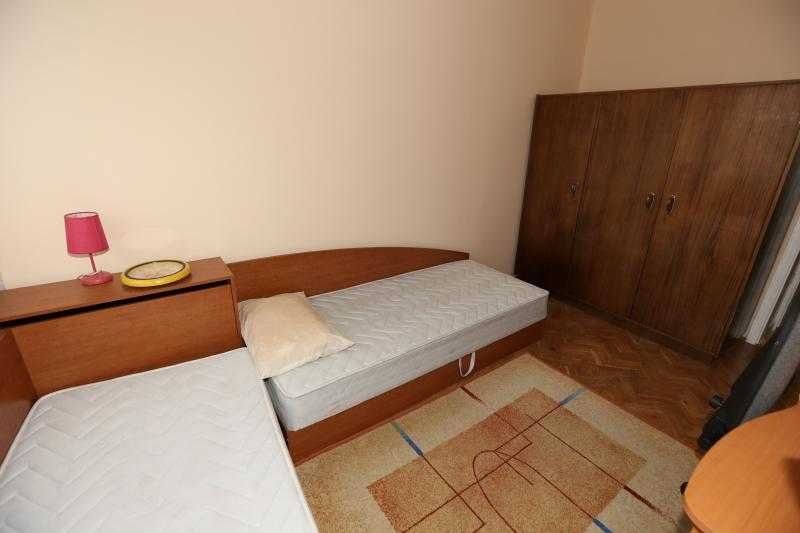 С ПАРКОМЯСТО! Многостаeн апартамент в Центъра