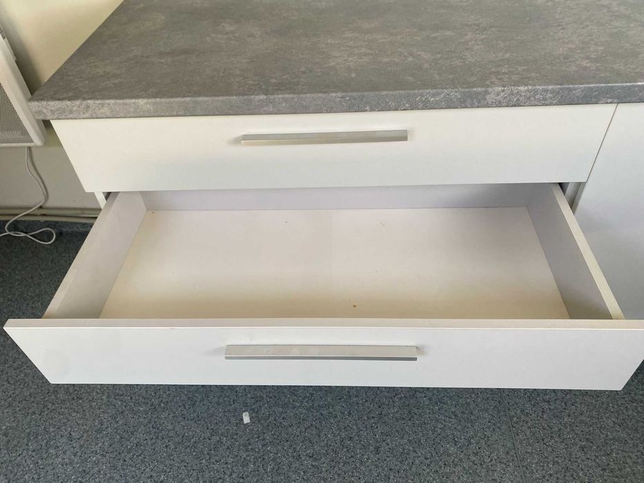 Mobilier modern de bucătărie în nuanțe de alb și gri