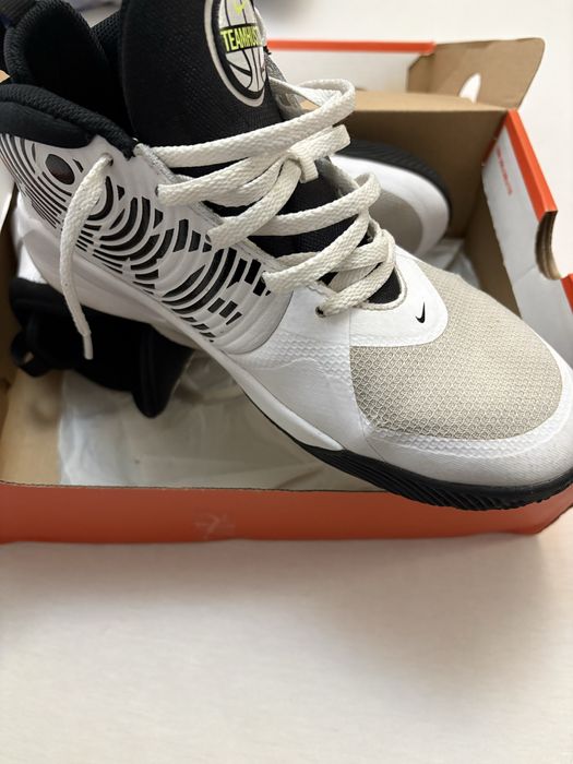 Обувки Nike Team Hustle D 9 GS (38 номер)