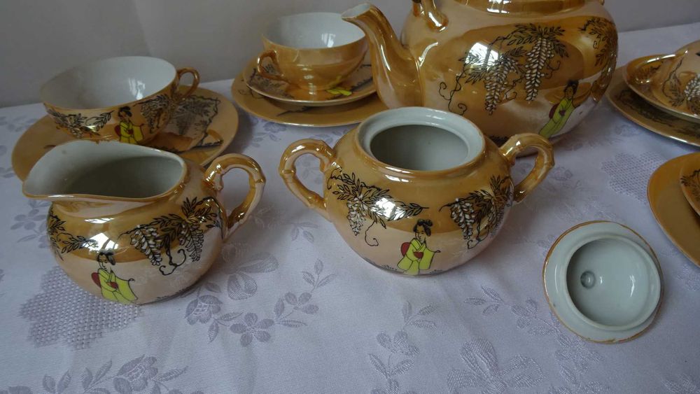 Японски порцеланови тройни сетове, чайник, захарница и каничка..