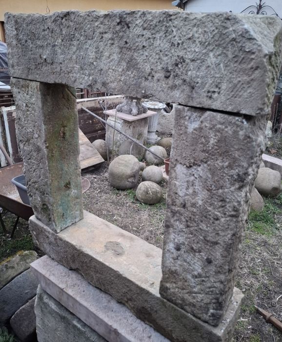 Piatra veche sculptată.ancandrament de geam