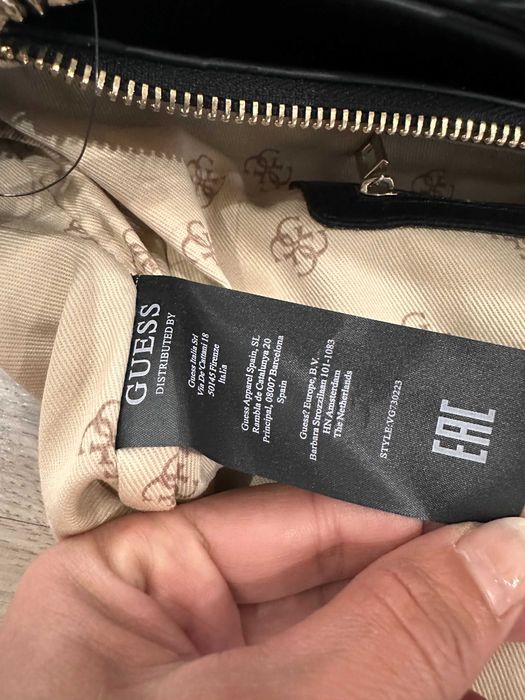 GUESS чанта в черно нова