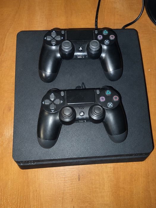 PS4 два джостика,потписка на год все игры