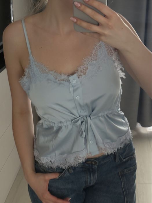 Top satinat albastru deschis cu nasturi & dantelă Zara / NOU