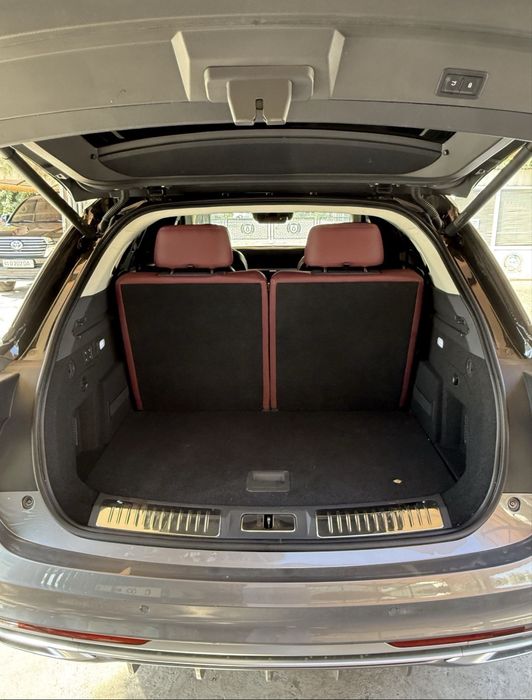 Hongqi E-HS9 premium