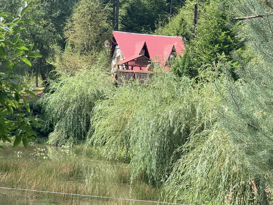 Vind casa de vacanta cu trei casute si pescarie