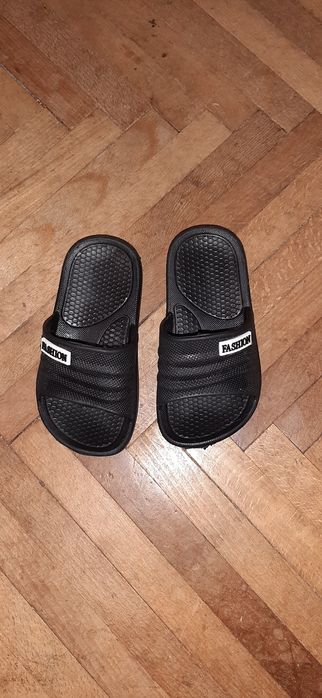 Обувки за момче номер 22  нямат скъсано никъде.