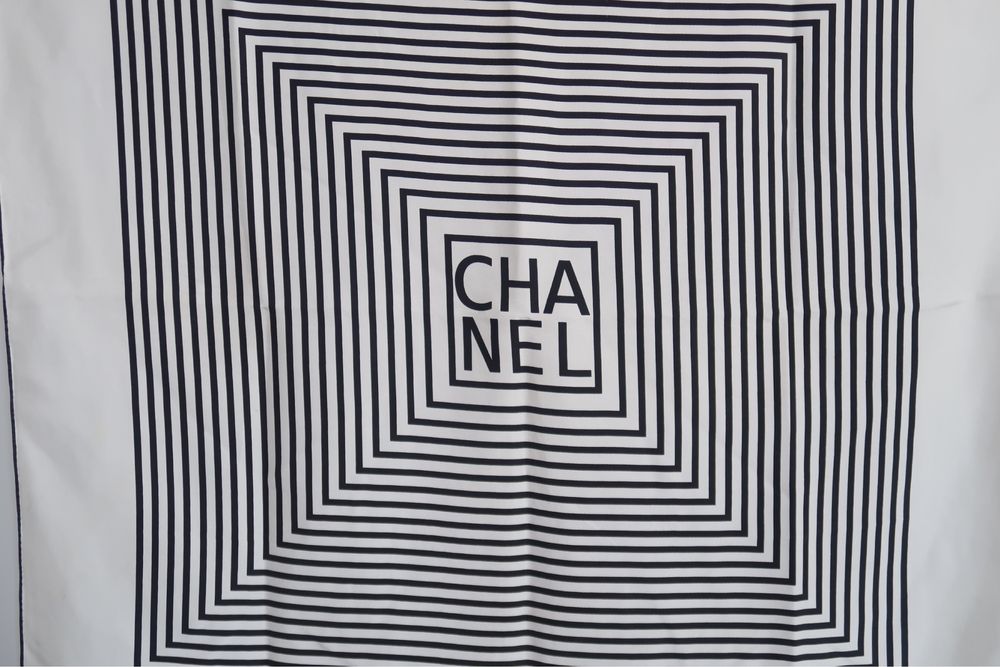Chanel черно бял шал