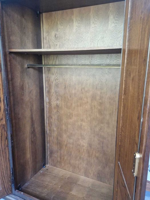 Петкрилен гардероб от тъмен дъбов масив