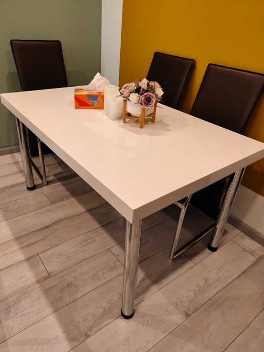 Кухненска маса от MDF в цвят слонова кост.