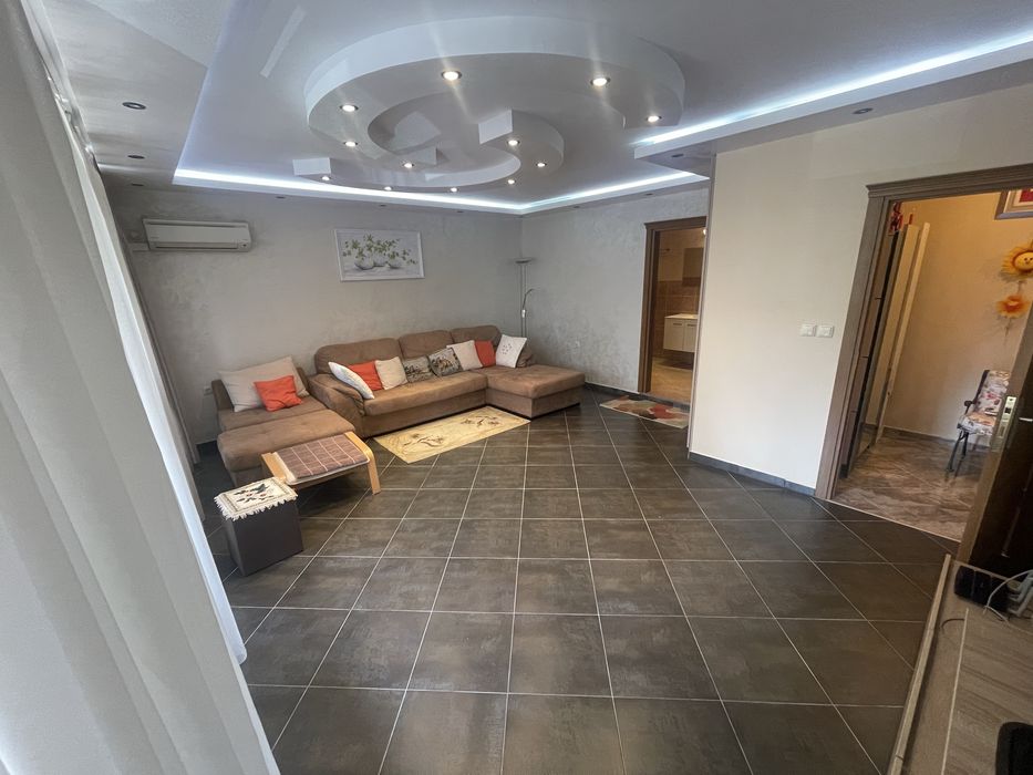 Тристаен апартамент  в центъра на Бургас