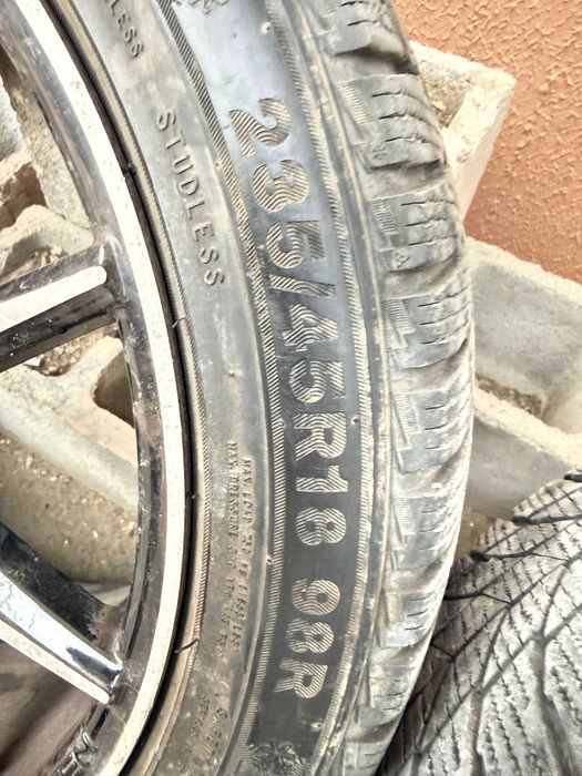 Продам комплект зимней резины с дисками 235/45 R18