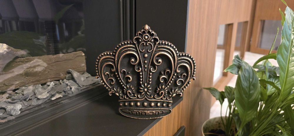 Масивна дървена корона.