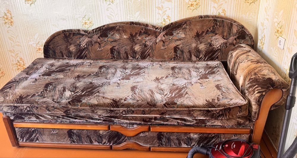 Продам диван коричневого цвета БУ