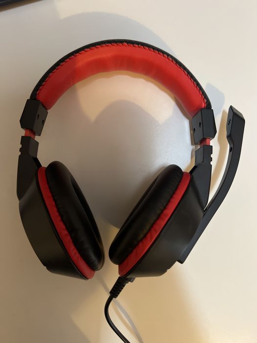 Casca de gaming cu fir si microfon