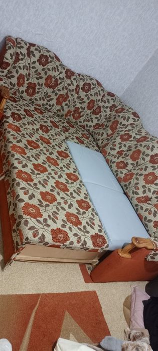 Продам диван Срочно . Недорого