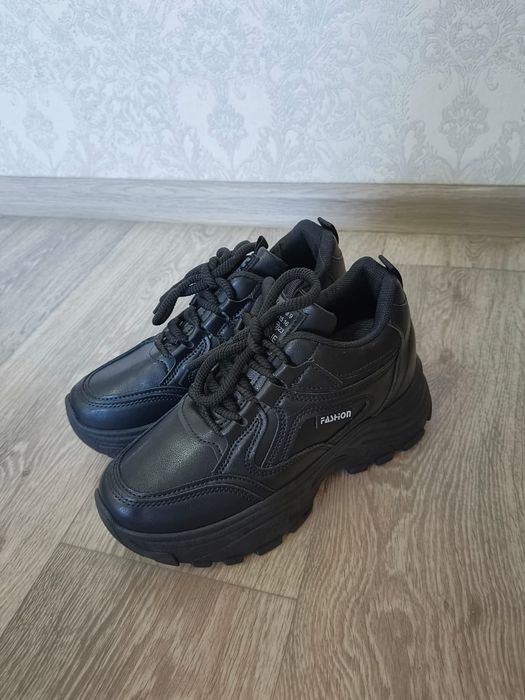 Продам кроссовки новые