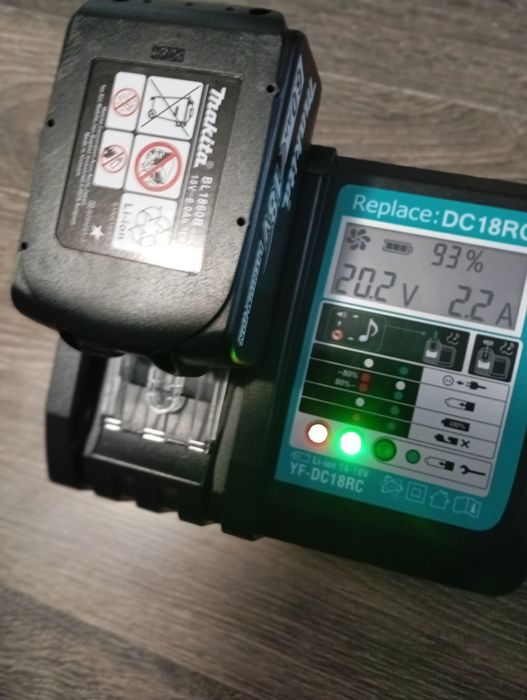 Încărcător pentru baterii makita