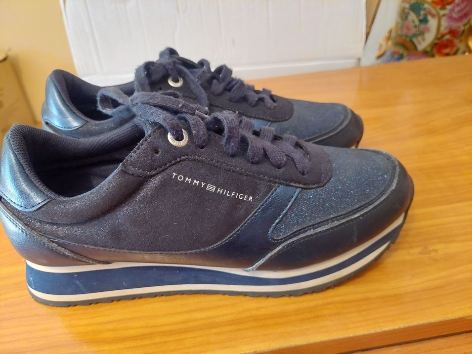 Vând adidasi Tommy Hilfiger