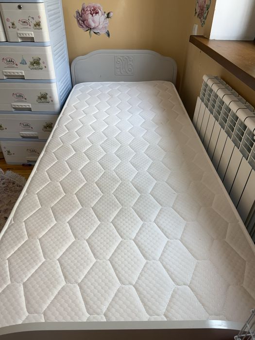 Продам 2 БУ кровати 90*190 росс. произв. + матрасы + выкатные полки