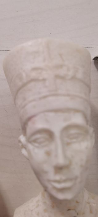 Лот мраморни статуетки.