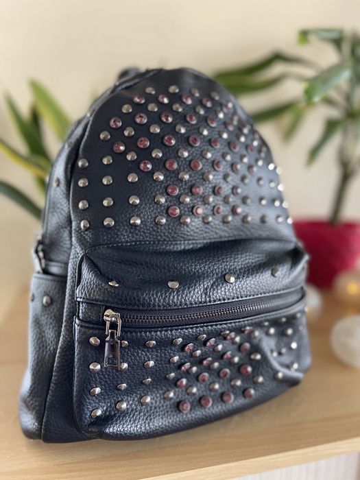 Дамска черна кожена раница