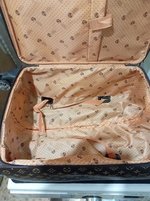 Продам чемодан недорого