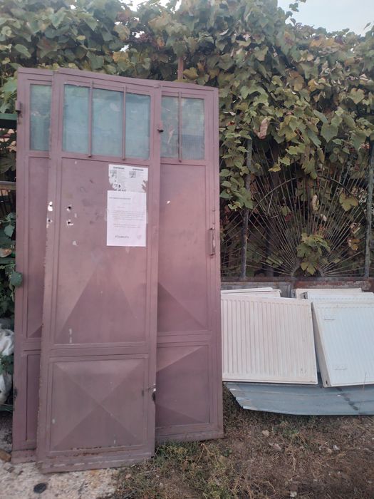 Uși de fier  stare buna de folos la un grajd coteț sau alte întrebuințări în gospodărie arata bine sint din tabla mai groasa cu rama de fier