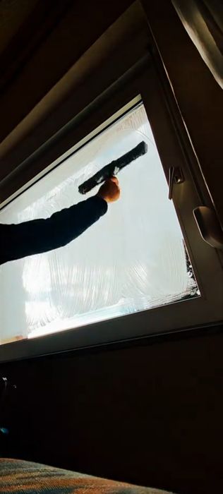 Професионално почистване на прозорци и витрини