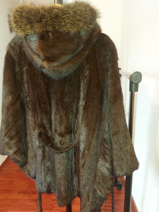 Blană cu glugă din vizon,nouă,  model deosebit, nouă