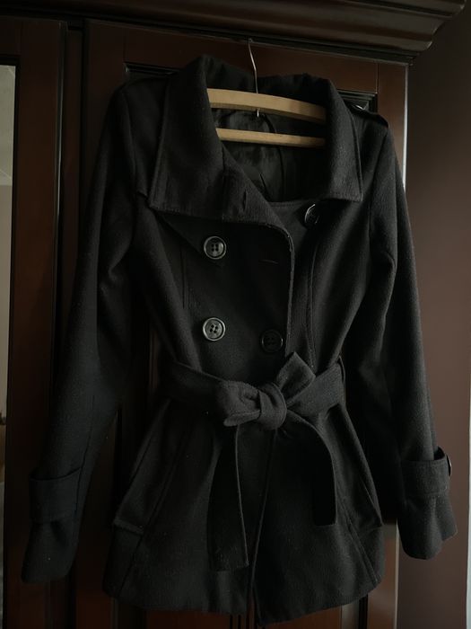 Palton negru, scurt, croit frumos