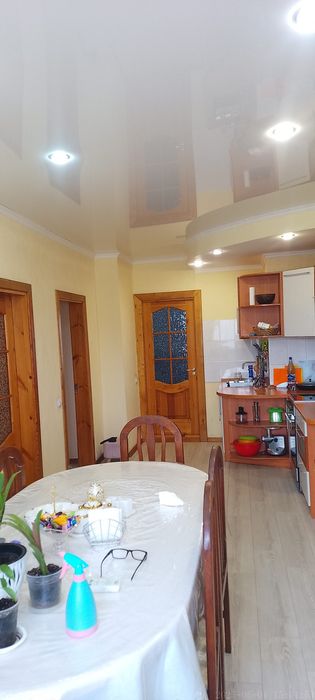 Продам квартиру 90 КВ.м. .