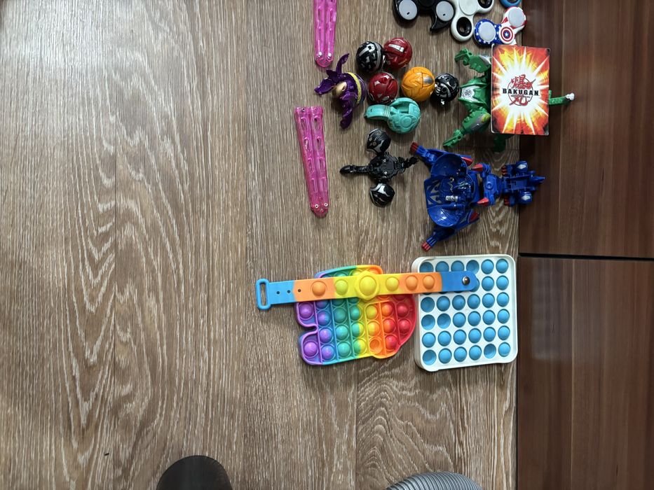 Игрушки разные.