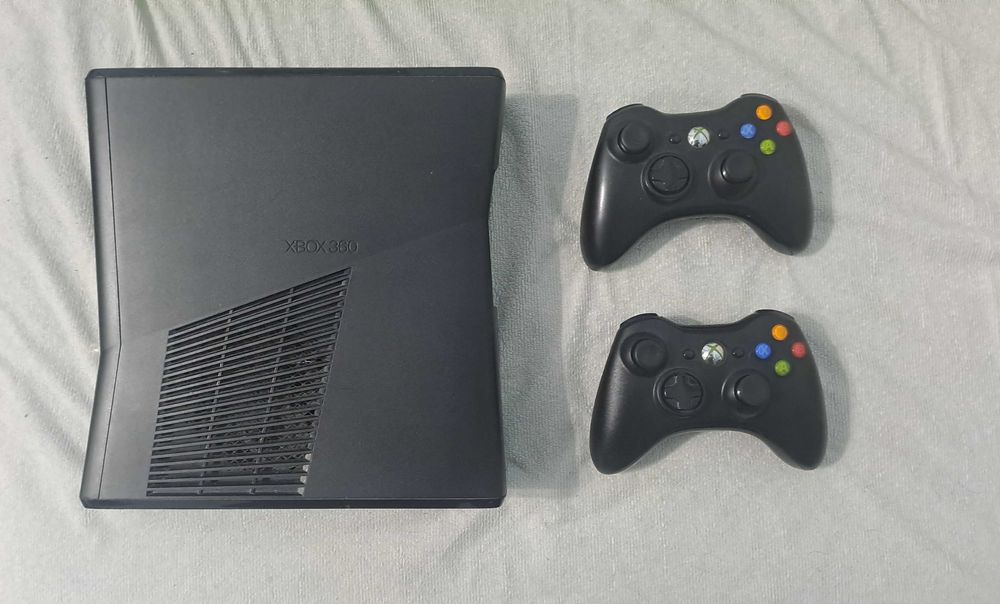 Xbox 360 + 2 безжични контролера + 6 игри