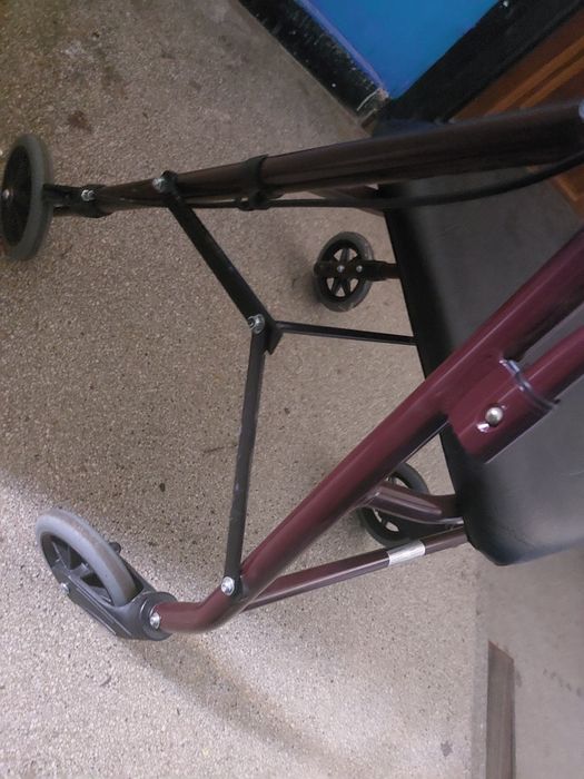 Rolator pe 4 roti pentru persoanele cu handicap