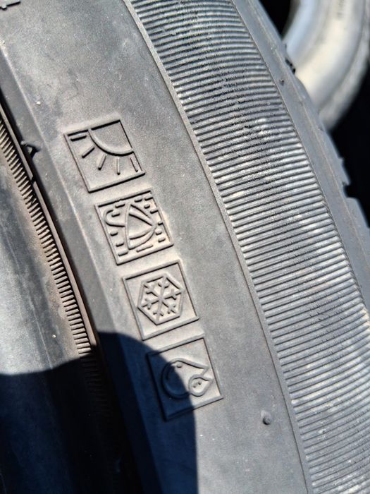 215 45 18 NEXEN 2бр всесезонни