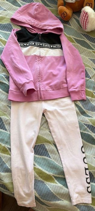 клин и блуза Guess.