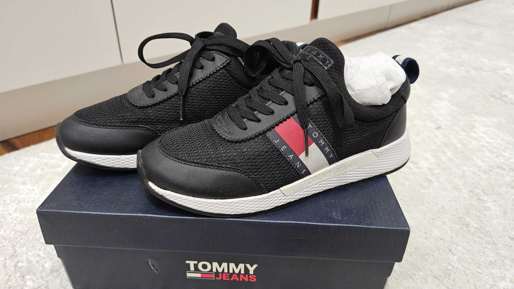Tommy hilfiger кроссовки женские 37р