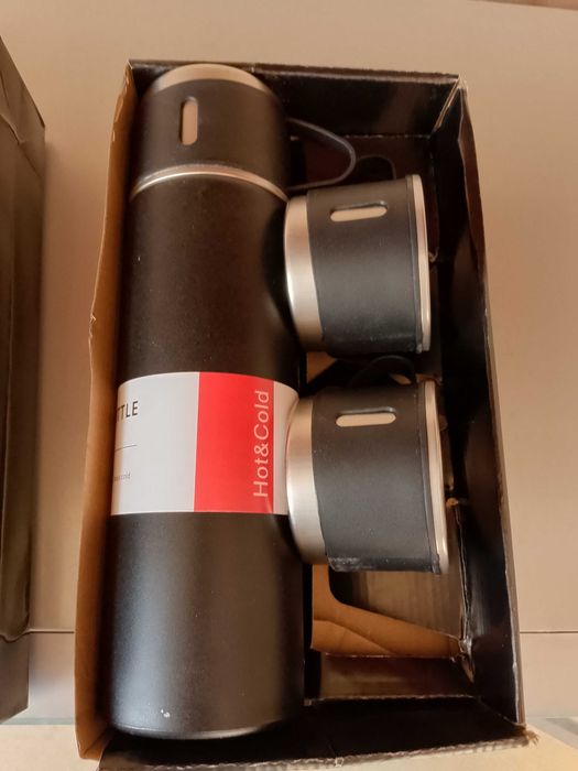 термос с тремя чашками, комплект.