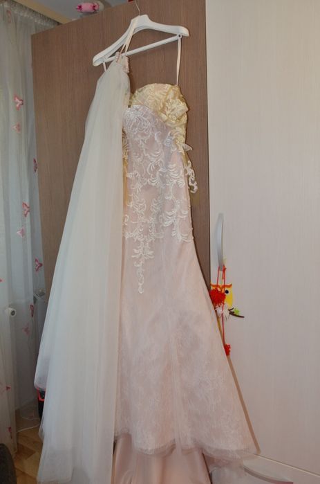 Rochie de mireasa tip sirenă cu trenă detașabilă