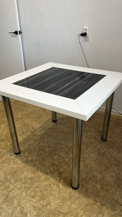 Стол обеденный 90*90