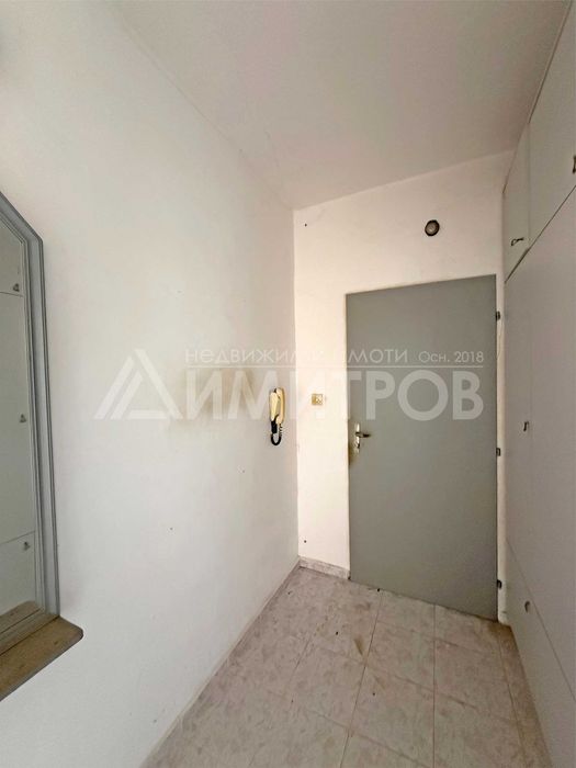 Продава двустаен апартамент в саниран блок в гр. Нови пазар в близост до центъра на града.