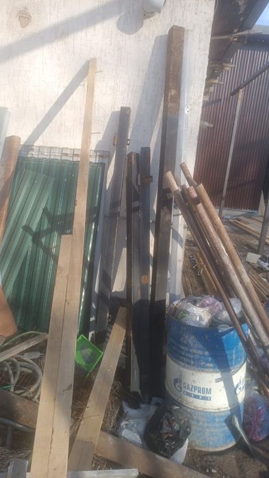 Красный Забор с черными балками