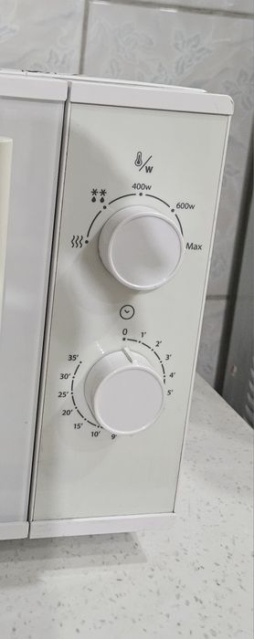 Продам микроволновку Hotpoint ARISTON бу