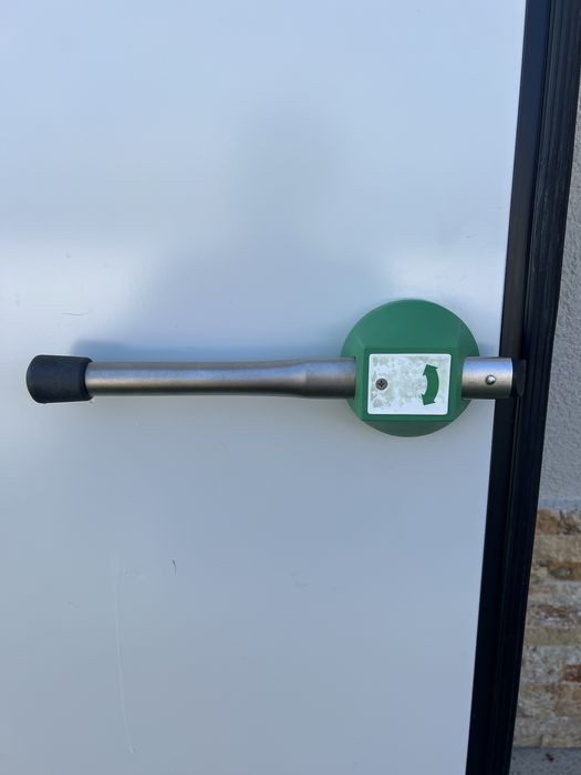 Usa frigorifica cu bara antipanica